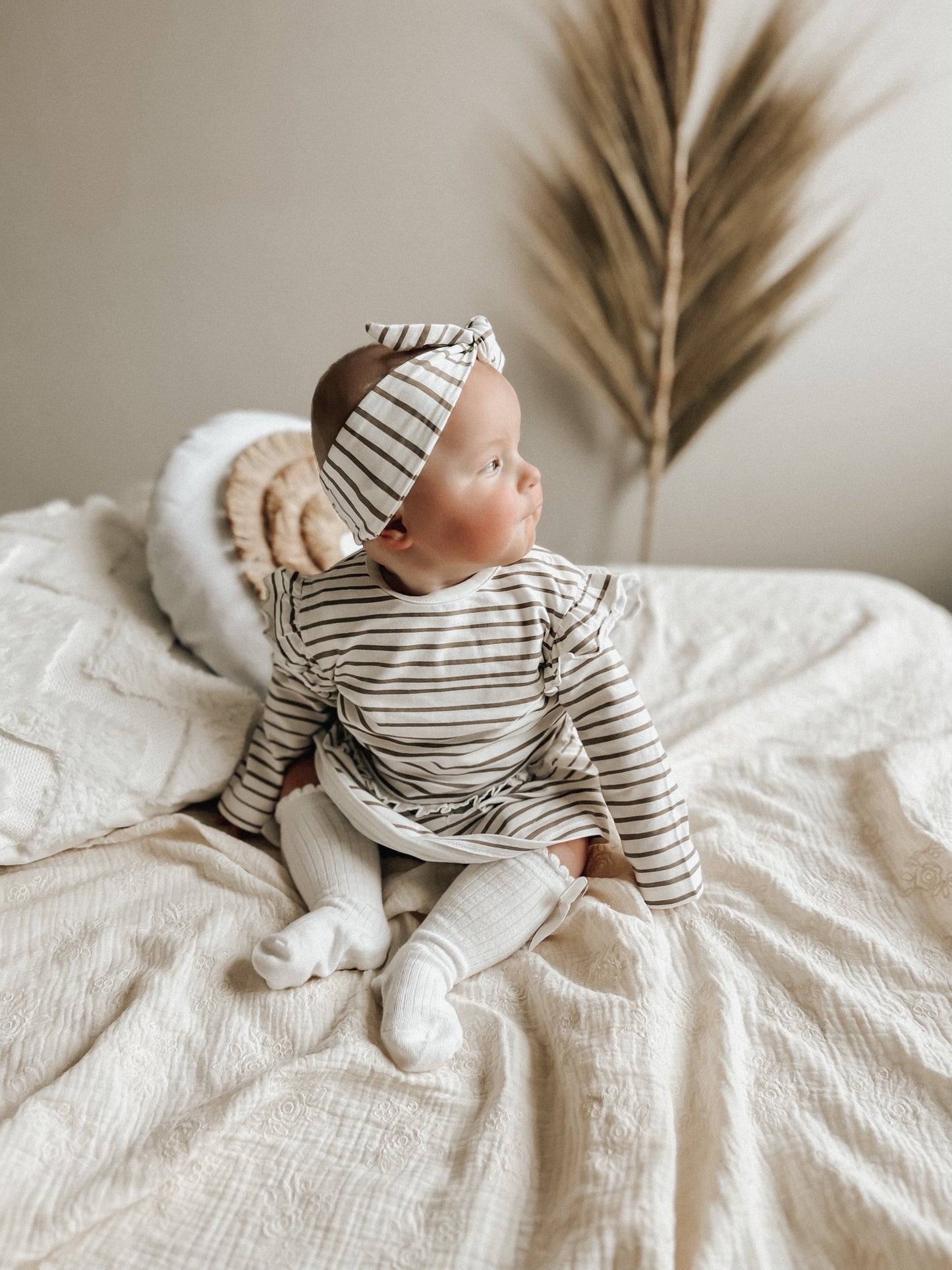 LINA Beiges Kleid mit braunen Streifen - ALBAY