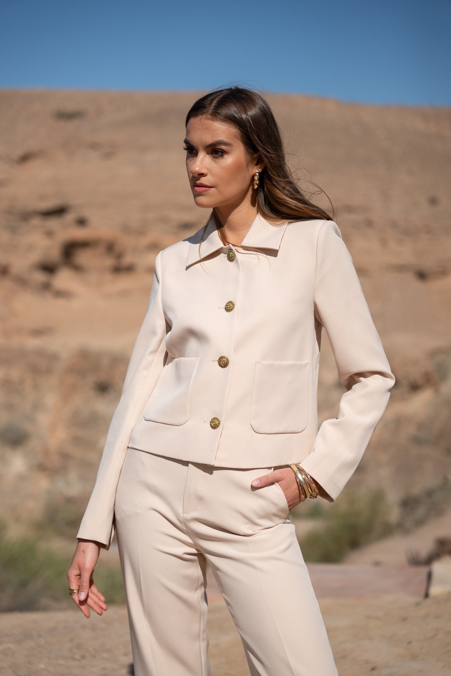 CATHERINE Kurze gerade Blazer Jacke mit charakteristischen goldenen Knöpfen in beige