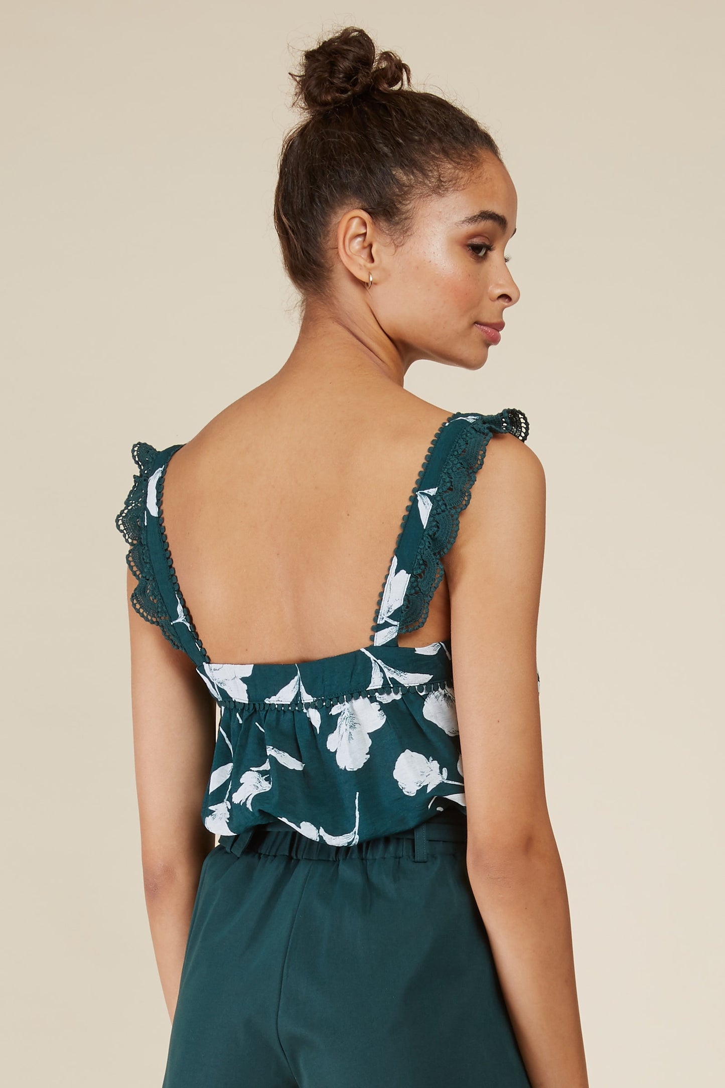GREENY Tanktop mit Blumenmuster und Rüschenschultern in grün