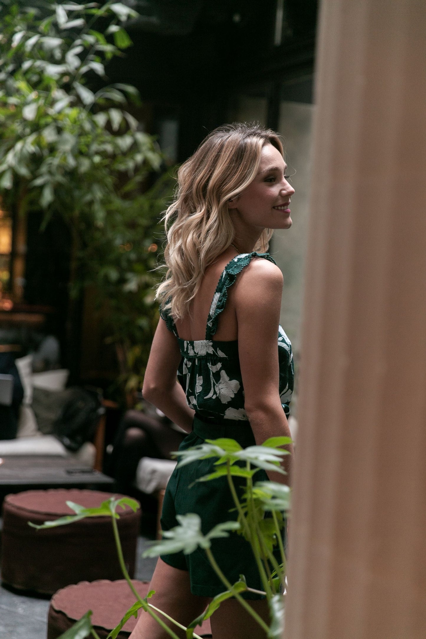 GREENY Tanktop mit Blumenmuster und Rüschenschultern in grün