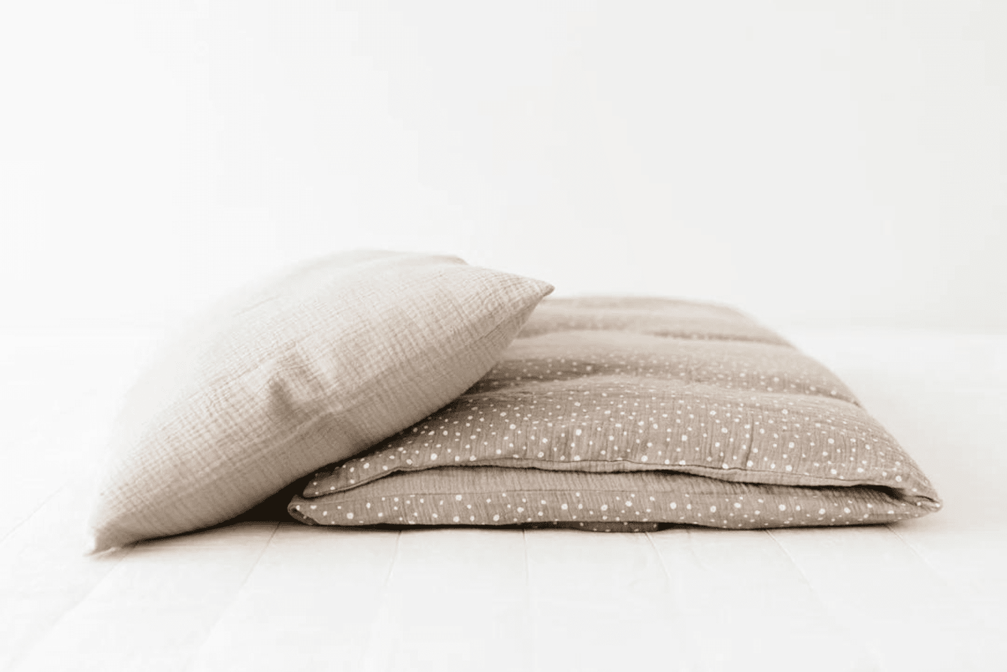 TISU BEIGE DOT Bettwäsche-Set in dunkelbeige mit weißen Punkten - Bettbezug 85 x 125 cm & Kissenbezug 40 x 60 cm - ALBAY