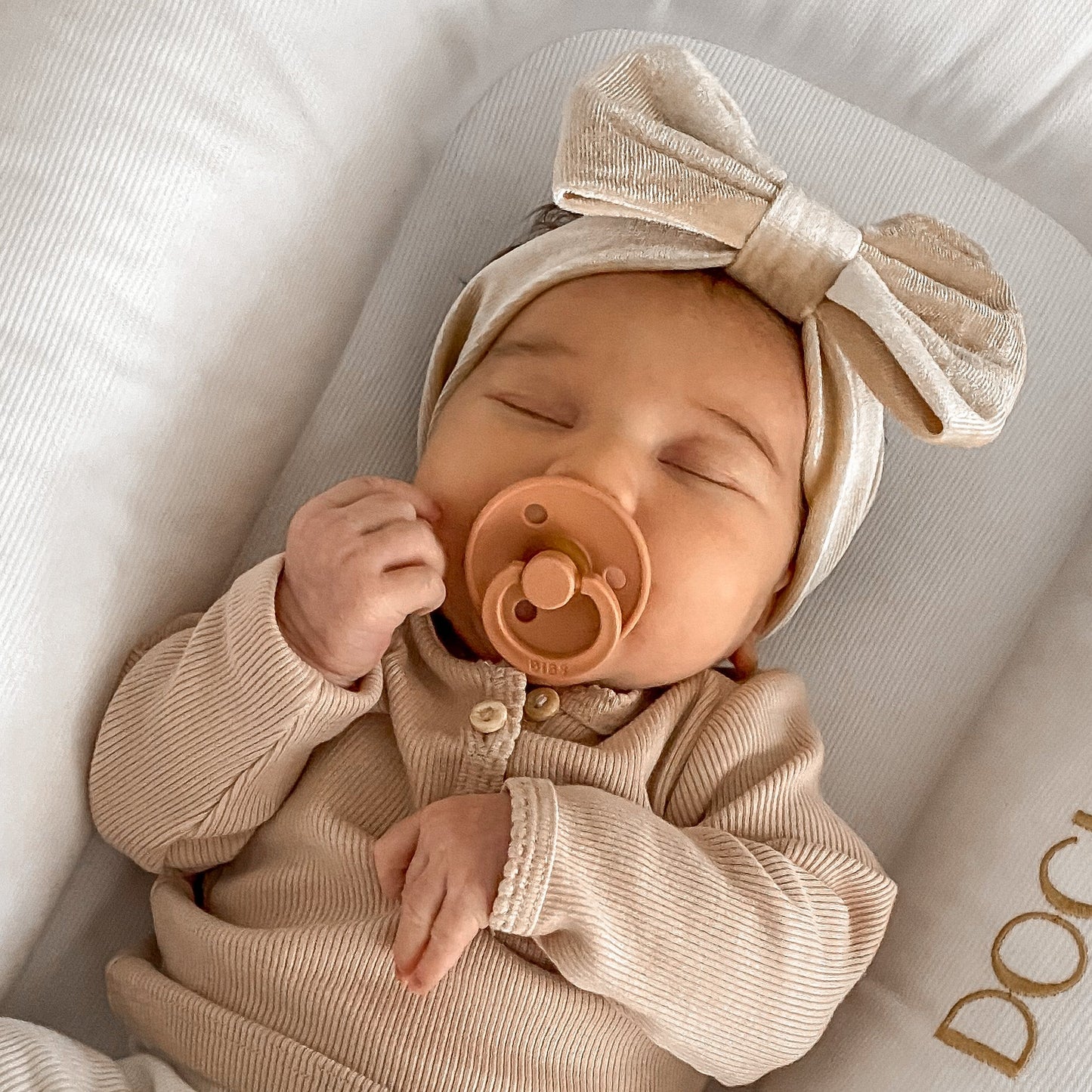 OLIVIA Velour Haarband in beige - ALBAY