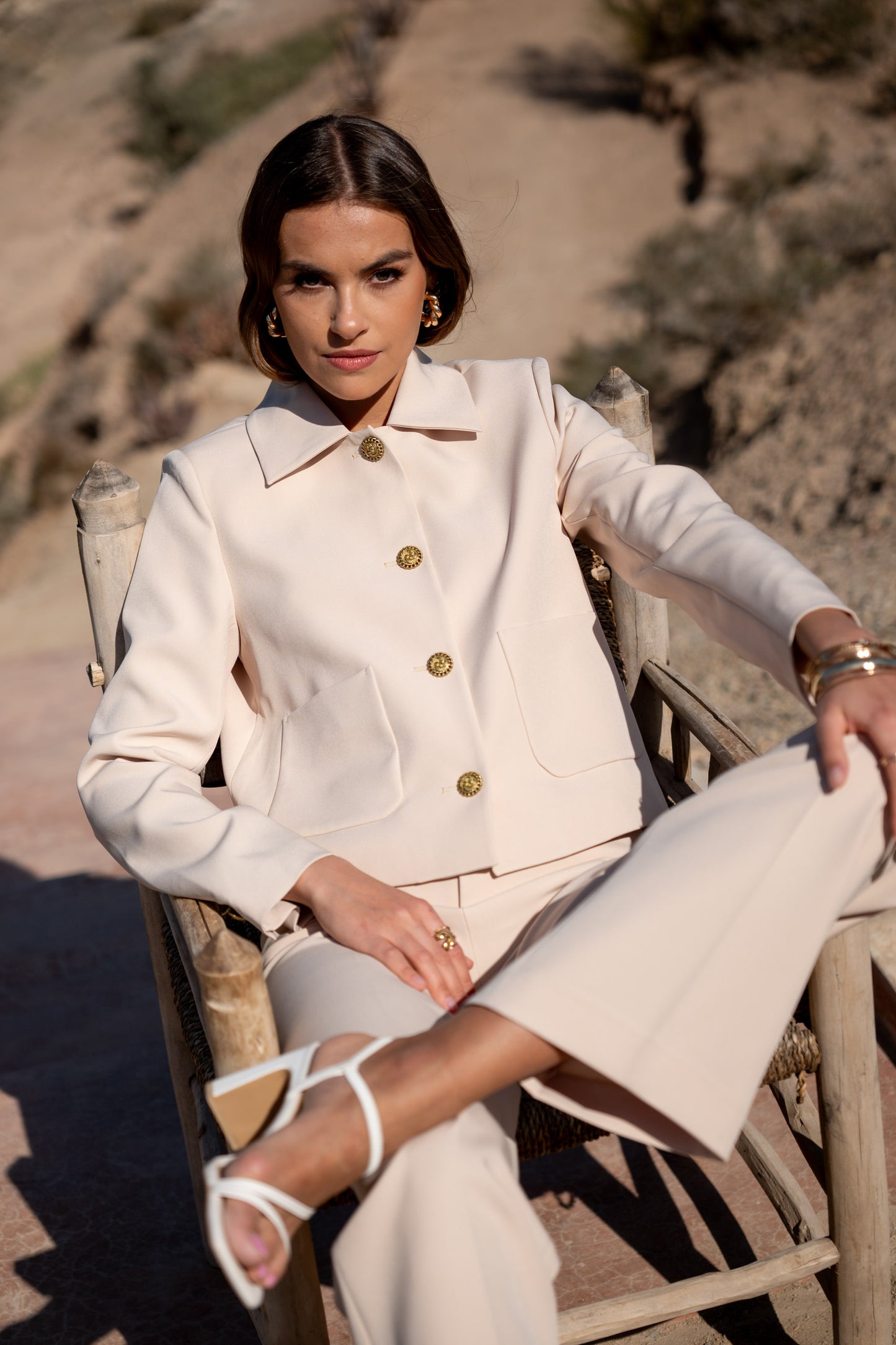 CATHERINE Kurze gerade Blazer Jacke mit charakteristischen goldenen Knöpfen in beige