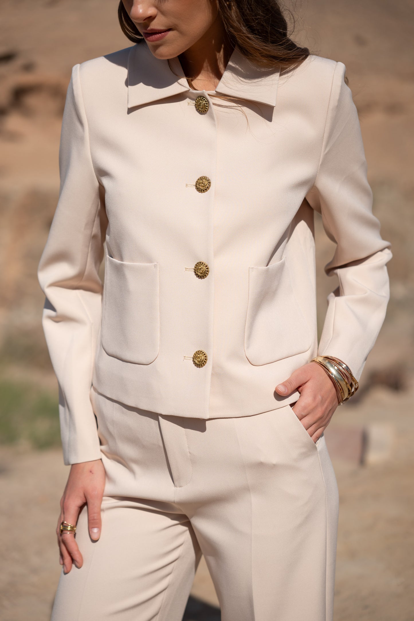 CATHERINE Kurze gerade Blazer Jacke mit charakteristischen goldenen Knöpfen in beige