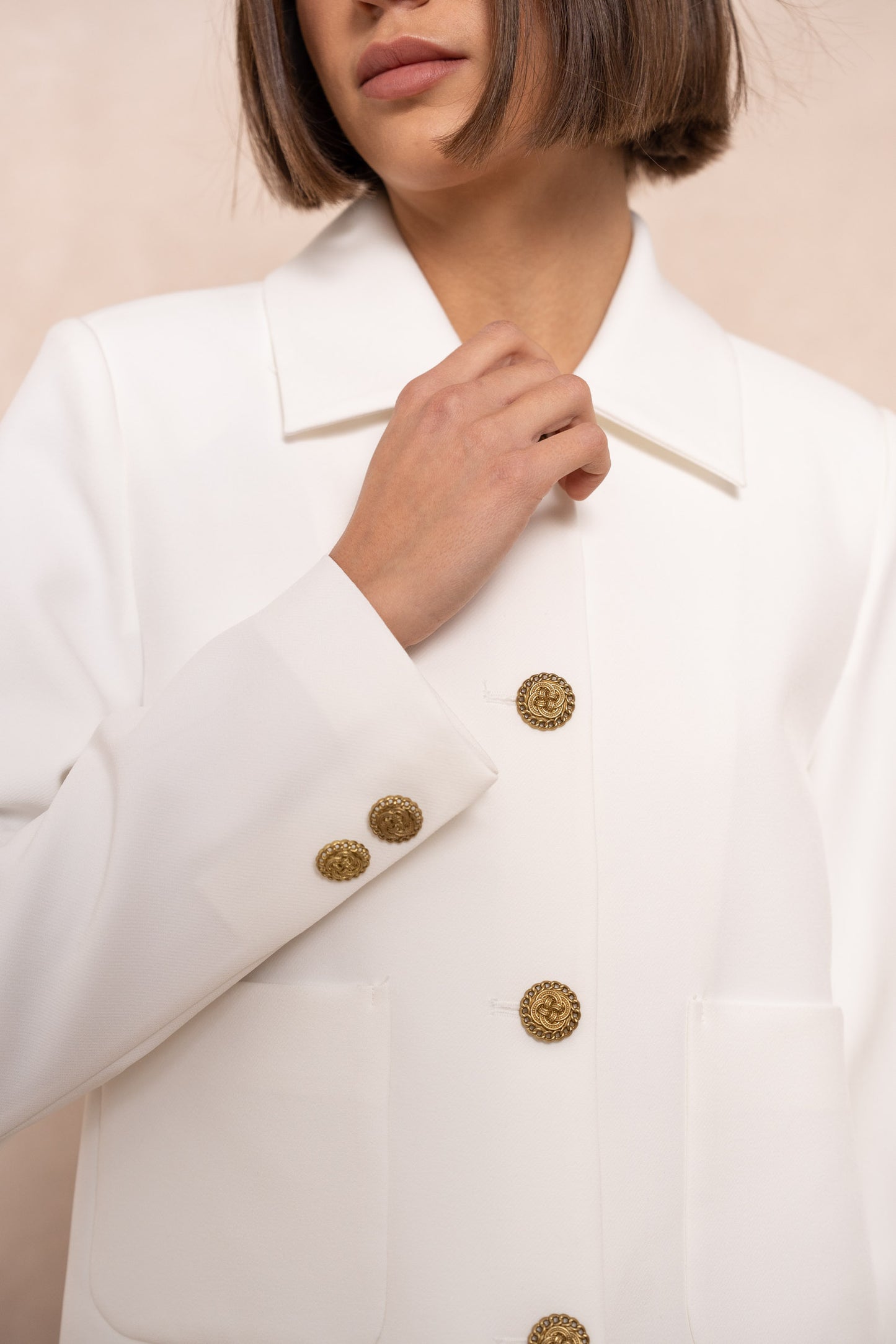 CATHERINE Kurze gerade Blazer Jacke mit charakteristischen goldenen Knöpfen in weiß
