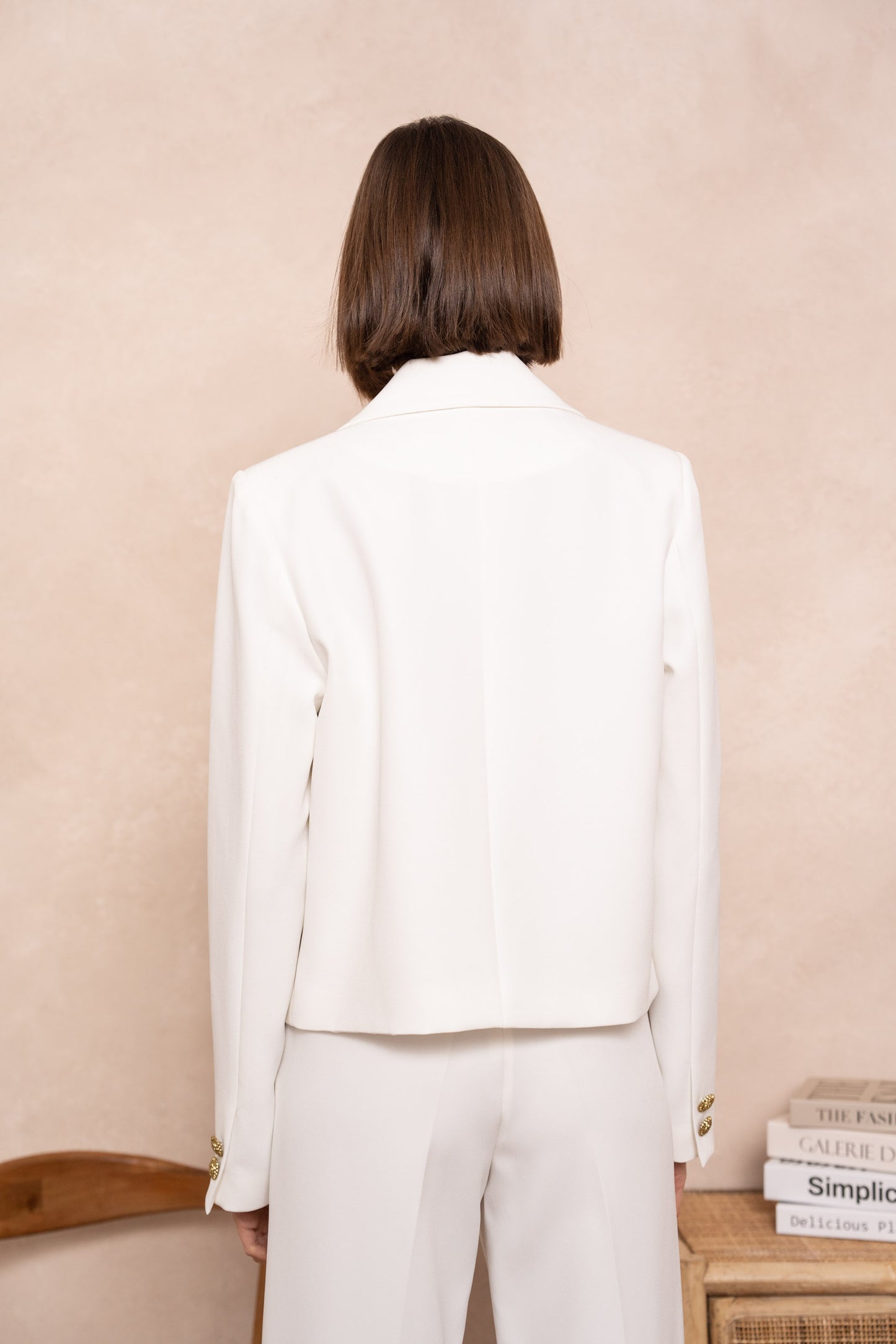 CATHERINE Kurze gerade Blazer Jacke mit charakteristischen goldenen Knöpfen in weiß
