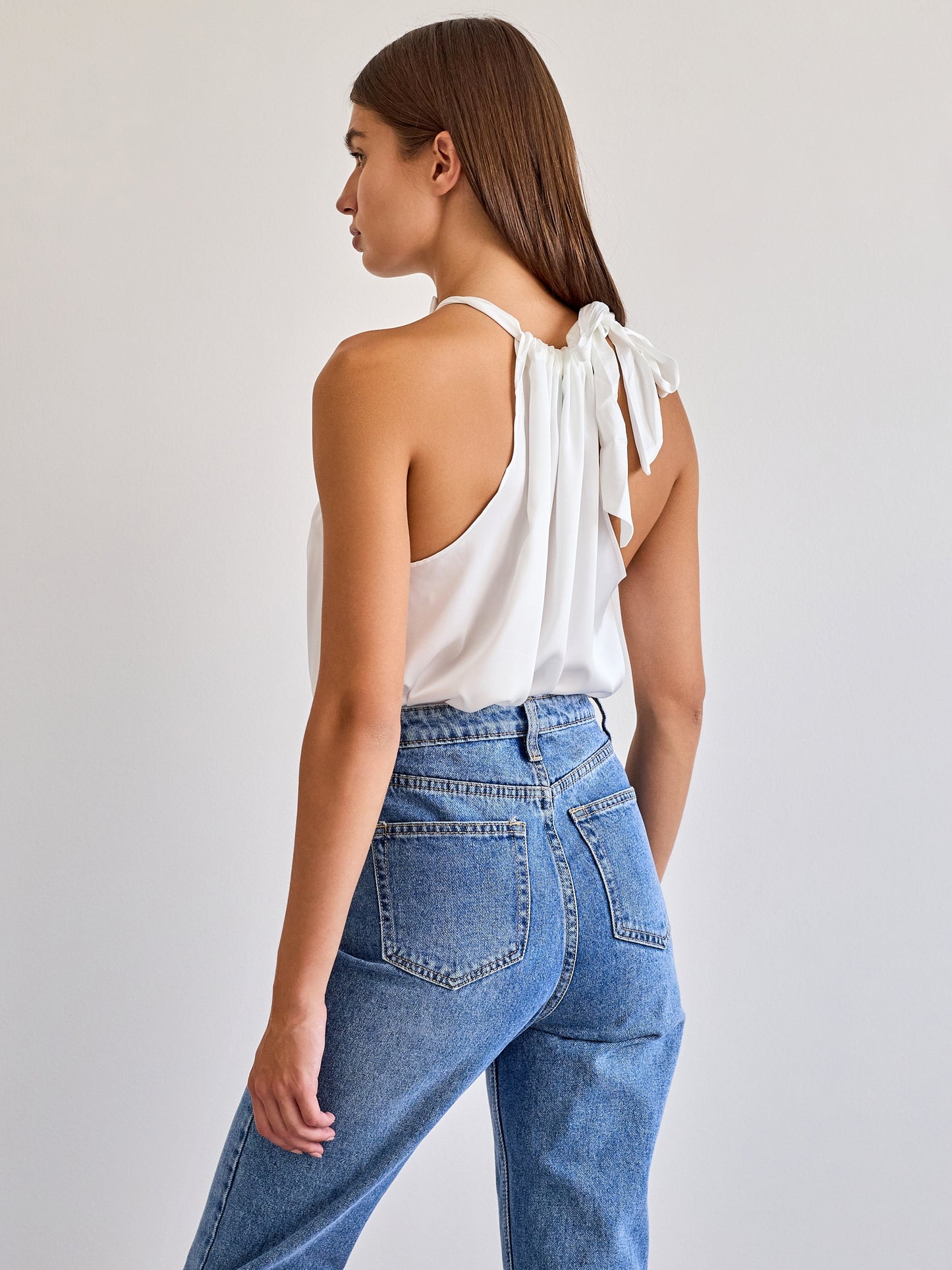 ELISABETH Satin-Top mit Schleife am Kragen in weiß