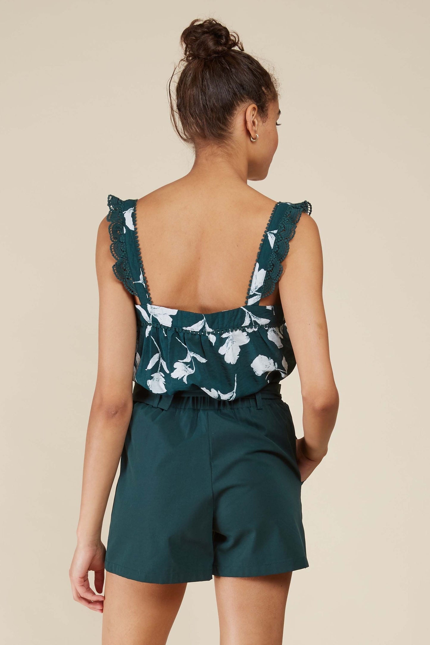 GREENY Tanktop mit Blumenmuster und Rüschenschultern in grün