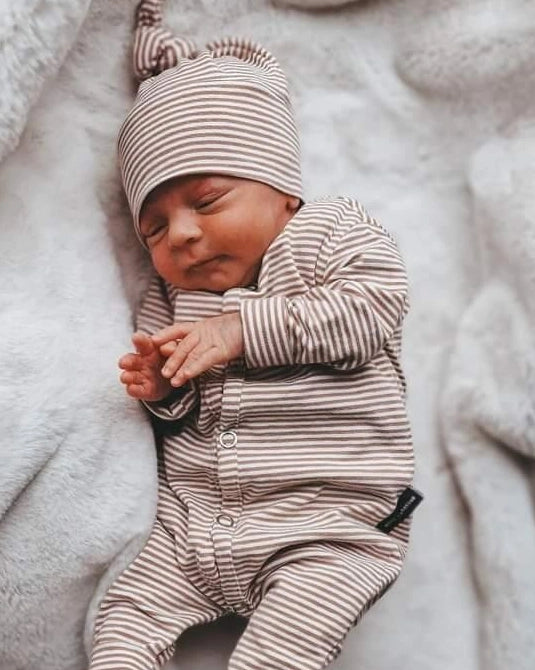 AYLAN Set Strampler mit Mütze in weiß mit braunen Streifen 2-Tlg. - Handmade - ALBAY