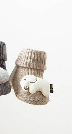 ELEFANT Baby Socken in dunkelbeige-creme