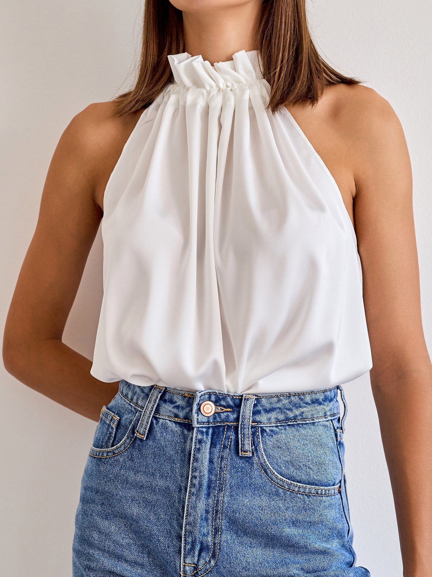 ELISABETH Satin-Top mit Schleife am Kragen in weiß