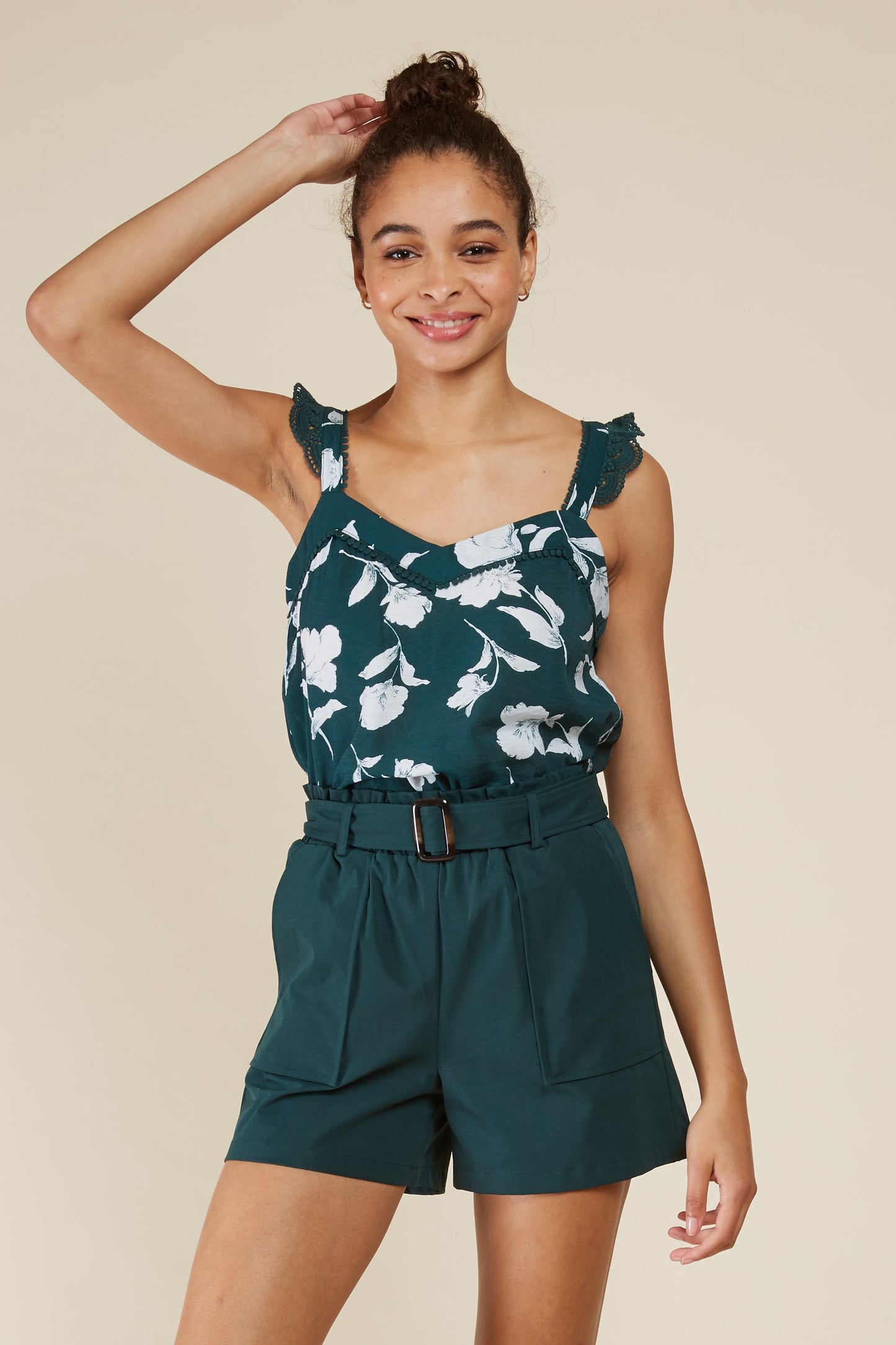 GREENY Tanktop mit Blumenmuster und Rüschenschultern in grün