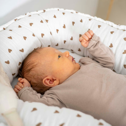 Babynestchen Musselin Herzen braun – Weicher mitwachsender Baby-Kokon