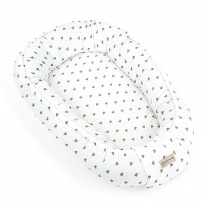 Babynestchen Musselin Herzen braun – Weicher mitwachsender Baby-Kokon