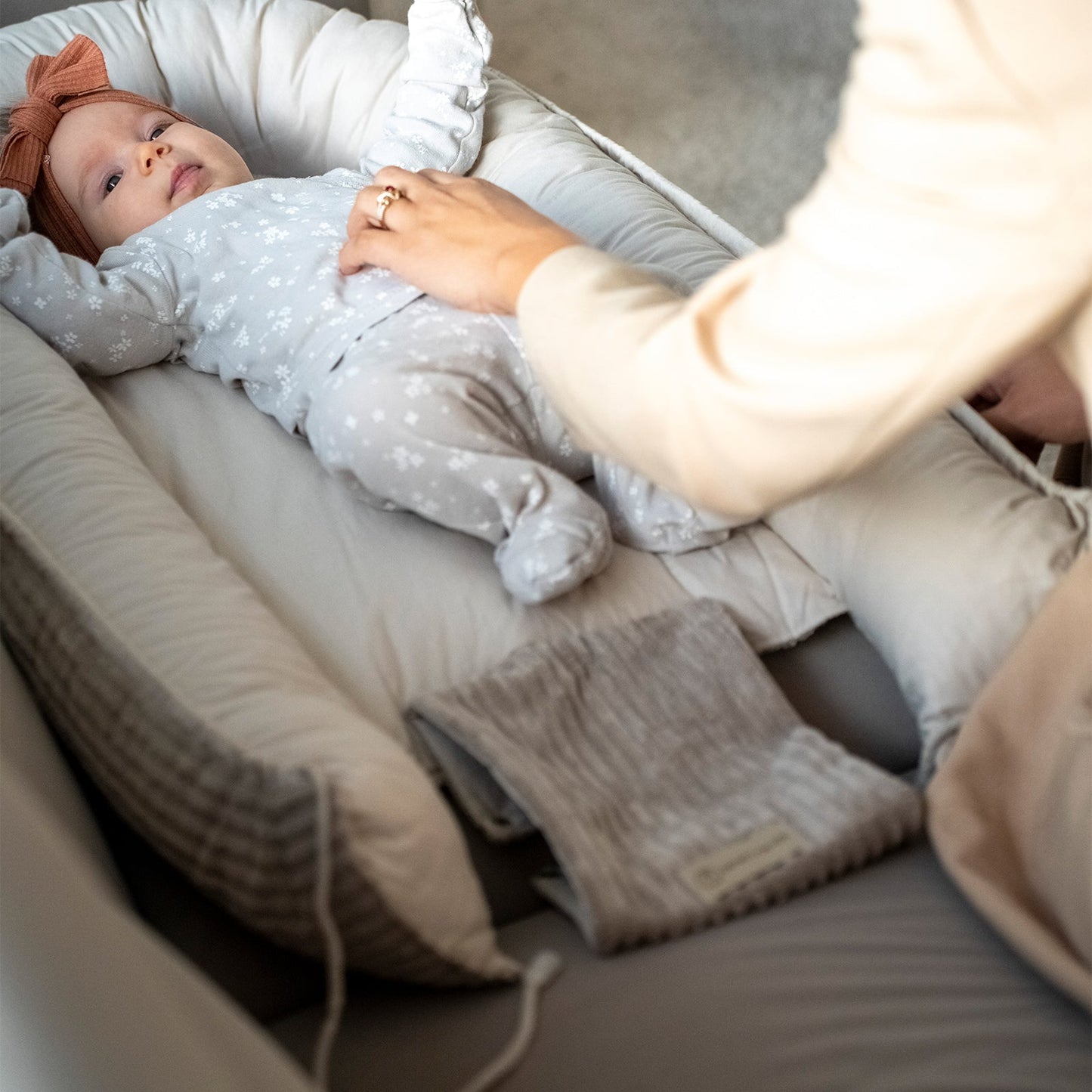 Babynestchen Cord  – Mitwachsender weicher Baby-Kokon