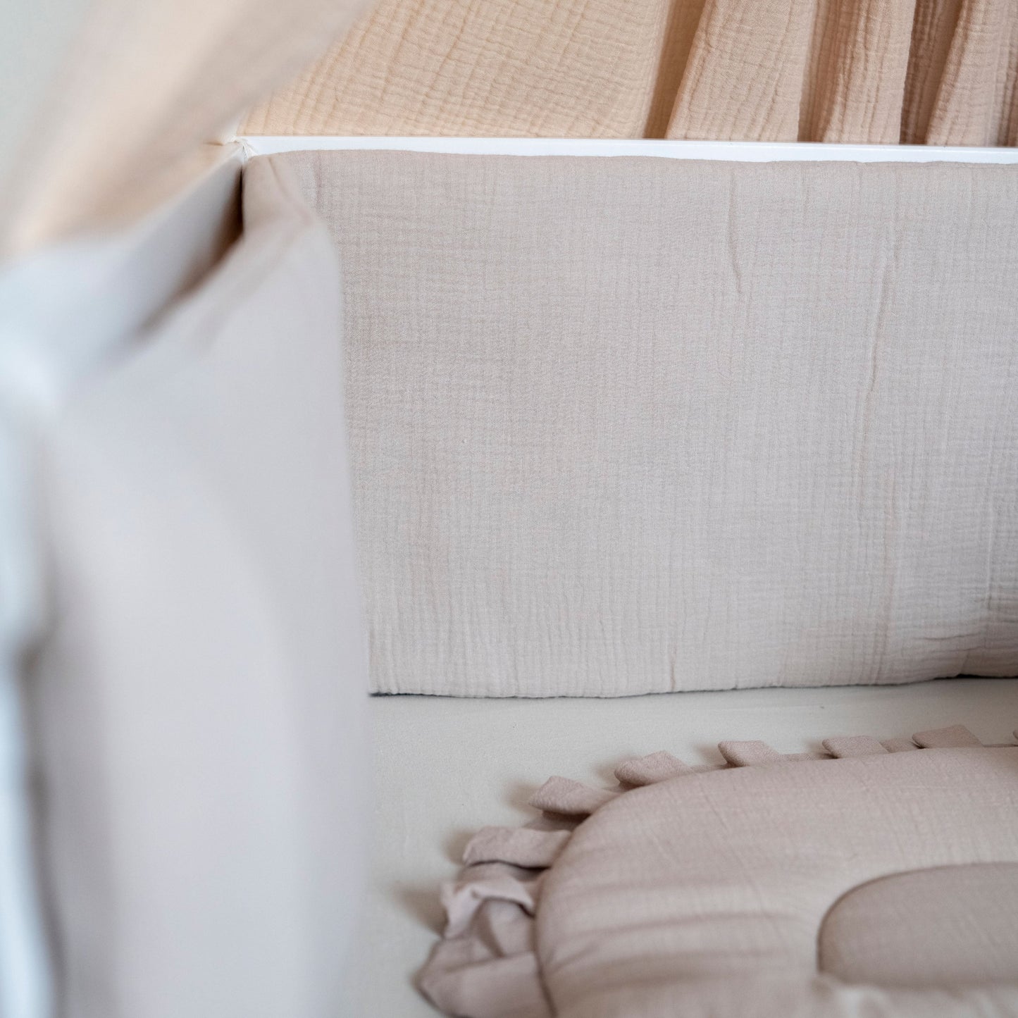 Bettumrandung Musselin für Babybett & Beistellbett – Weich, Sicher & Handgefertigt
