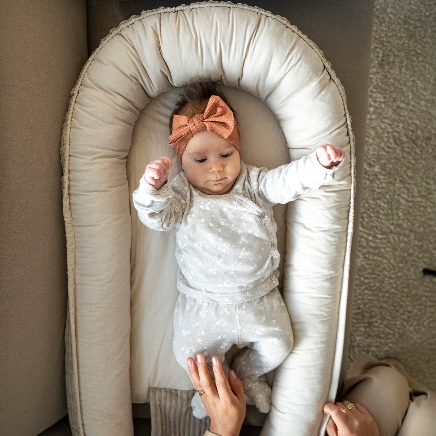 Babynestchen Cord  – Mitwachsender weicher Baby-Kokon