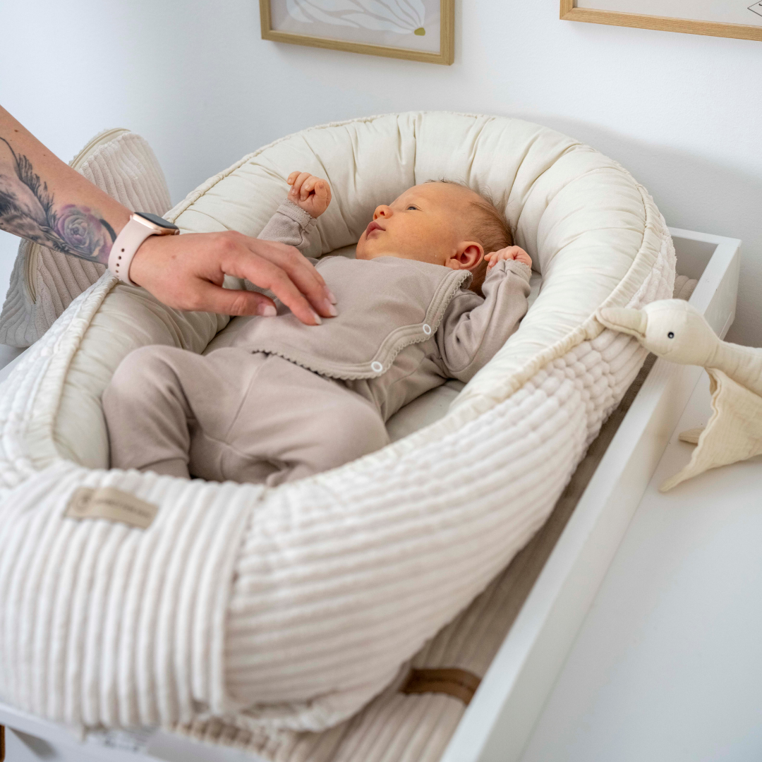 Babynestchen Cord  – Mitwachsender weicher Baby-Kokon