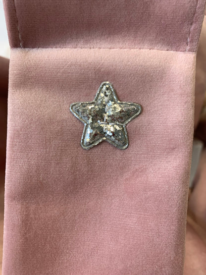 Zauberhafte Holzschaukel für das Kinderzimmer