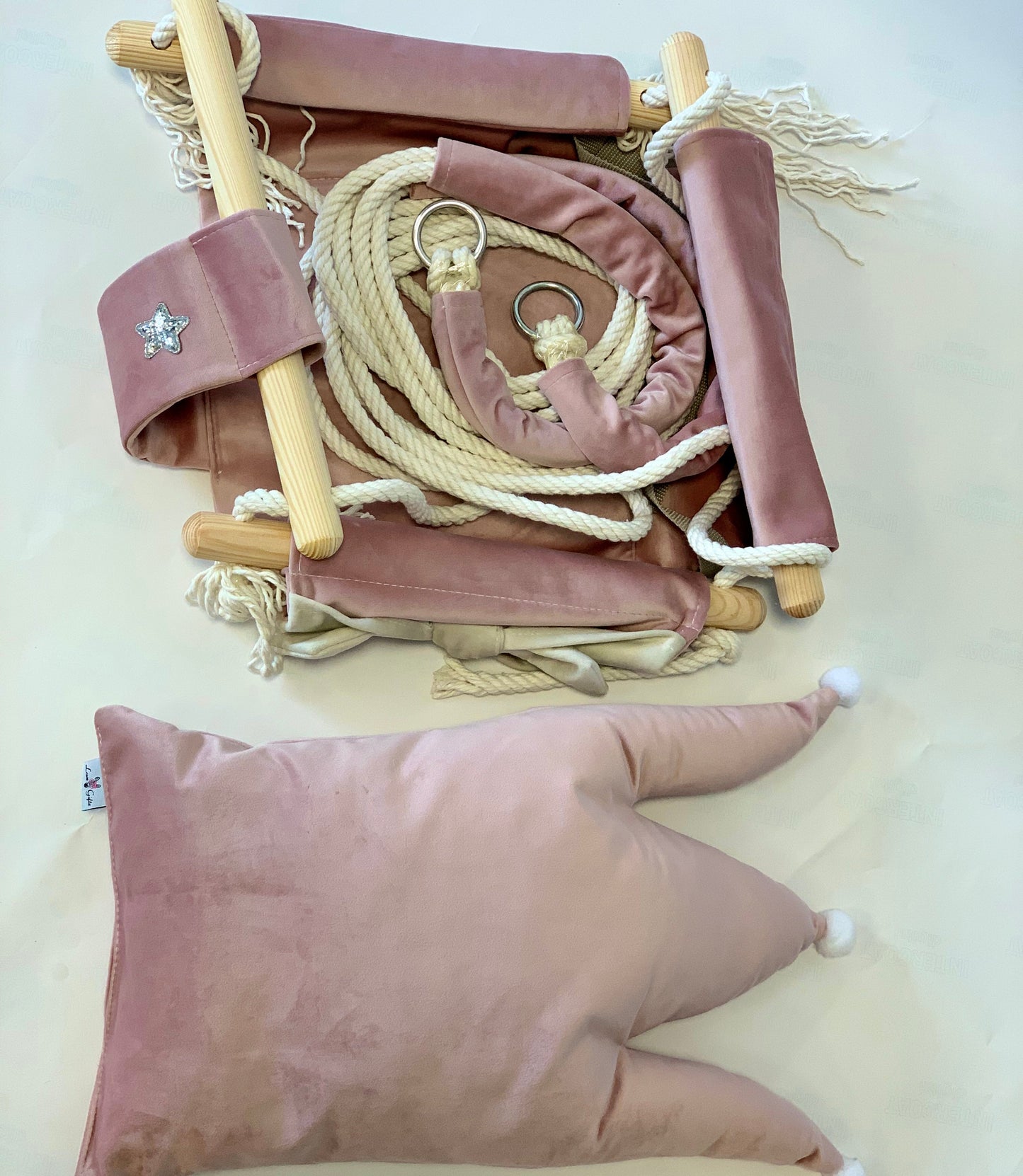 Zauberhafte Holzschaukel für das Kinderzimmer