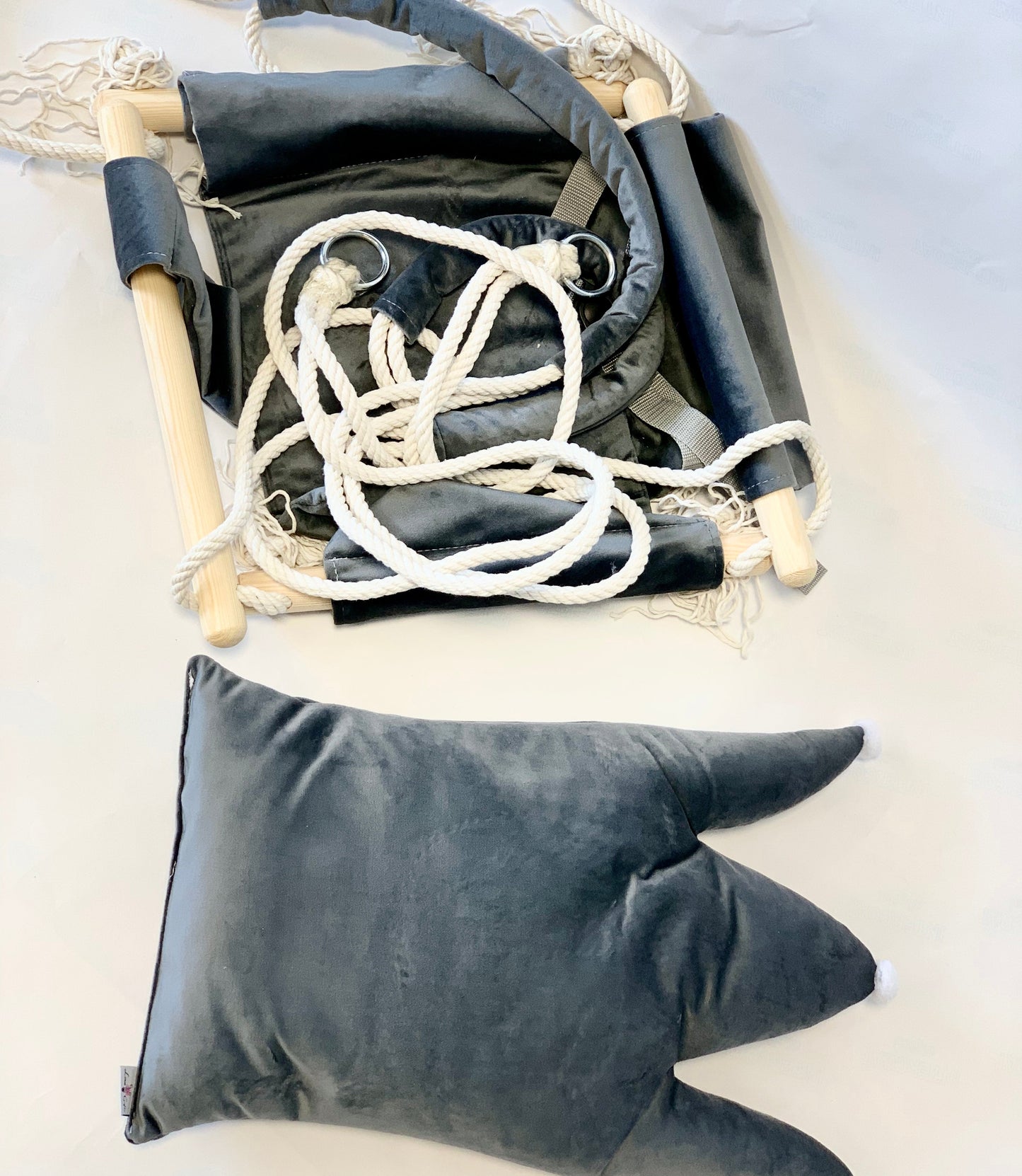 Märchenhafte Holzschaukel für Kinderzimmer – Magie und Spaß in Einem