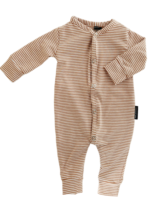 AYLAN Set Strampler mit Mütze in weiß mit braunen Streifen 2-Tlg. - Handmade - ALBAY