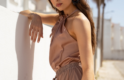 ELISABETH Satin-Top mit Schleife am Kragen in mokka